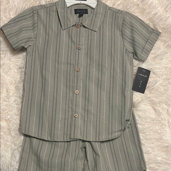 Perry Ellis Gray Striped Button-Up Shirt and Shorts Set - Picture 1 of 1